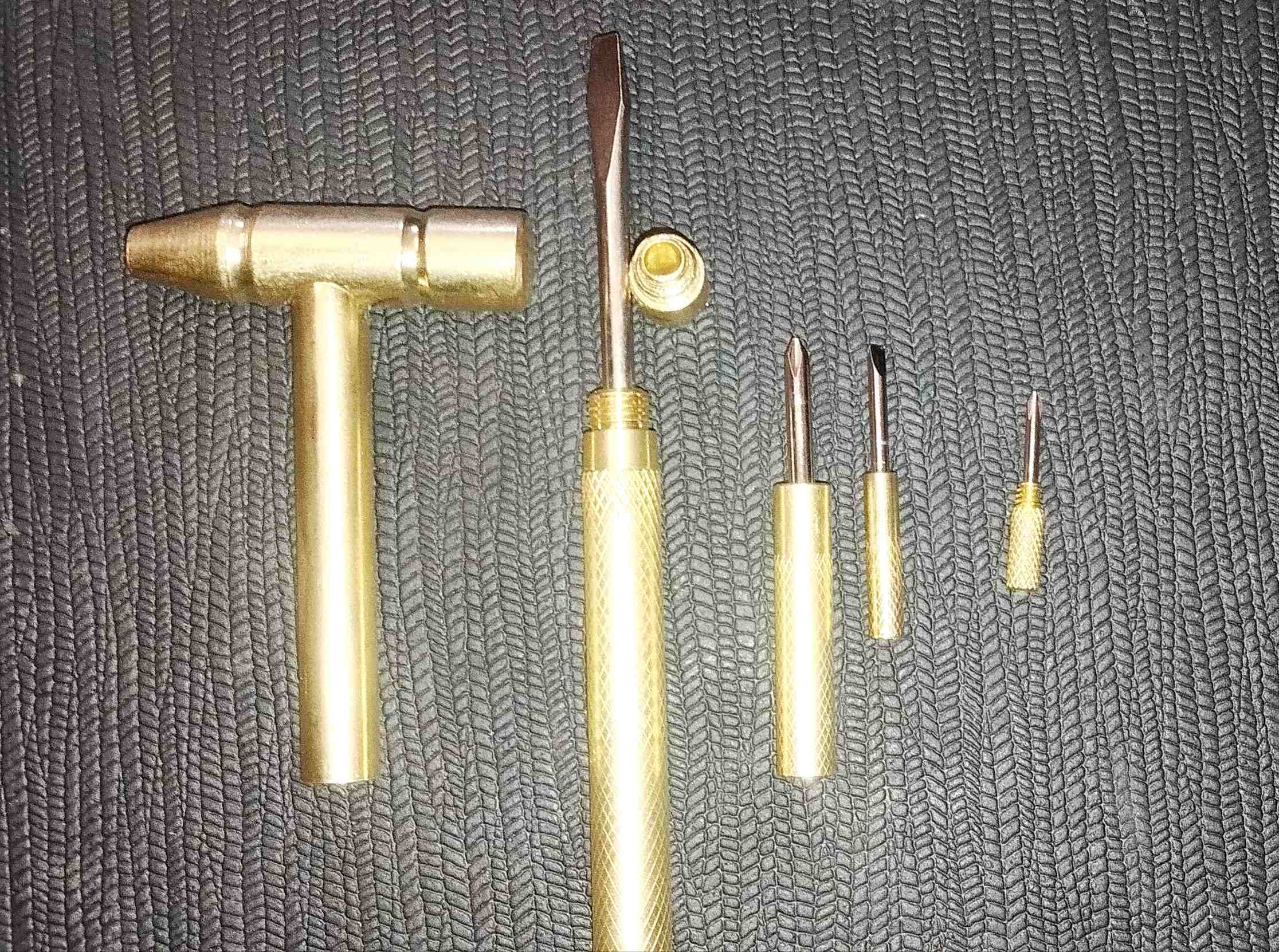 ست چکش و پیچ‌گوشتی تمام فلزی
